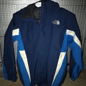 Boys 10/12 North Face jacket 💙